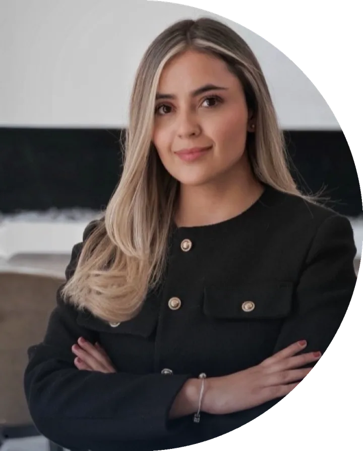 Daniela Ríos, psicóloga y consultora en talento y carrera, con los brazos cruzados en un espacio de trabajo.